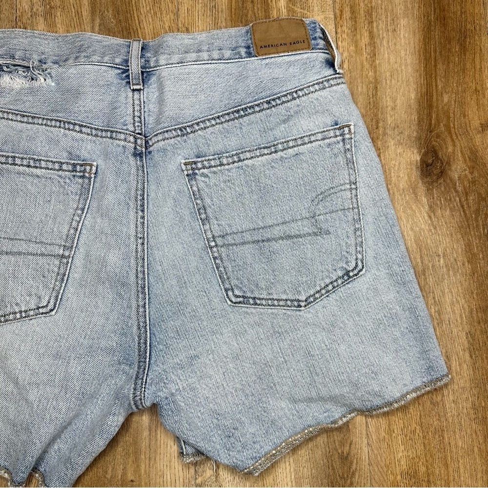 American Eagle Distressed Light Wash Hi-Rise Boyfriend Shorts Size 2 - Picture 8 of 14